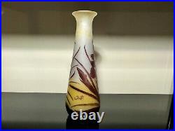 Emile Gallé Ancien vase en verre multicouche dégagé à l'acide. 30cm