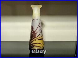 Emile Gallé Ancien vase en verre multicouche dégagé à l'acide. 30cm