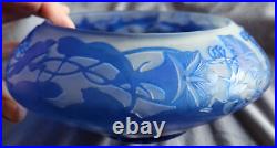 Emile Gallé Coupe en verre overlay doublé bleu moucheté Liseron Volubilis
