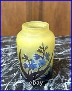 Emile Gallé Petit vase à décor de jacinthes en verre multicouche, Art Nouveau