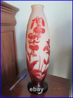 Emile Gallé. Vase aux fuchsias dégagé à l'acide. Epoque Art Nouveau 36 cms