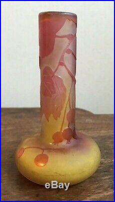 Émile Gallé à Nancy. Petit vase à décor de groseilles. 9,5 cm hauteur