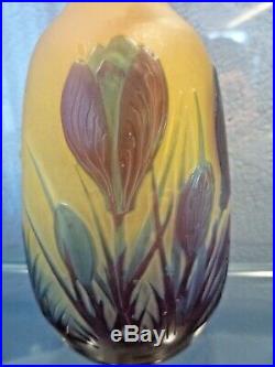 Emile Gallé-petit vase à décor de crocus-opalescent-daum, muller, schneider