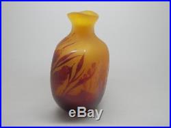 Emile Gallé, petit vase étiré en verre multicouches dégagé à l'acide H 14 cm