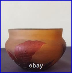Ets GALLE, très joli vase en verre gravé à l'acide, décor floral mauve
