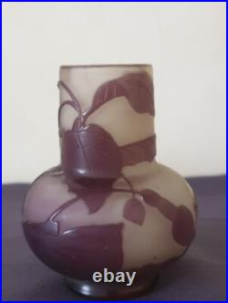 Ets GALLE, très joli vase en verre multicouche à décor de fuchsias