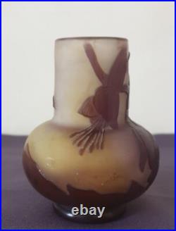 Ets GALLE, très joli vase en verre multicouche à décor de fuchsias Ets GALLE, très joli vase en verre multicouche à décor de fuchsias