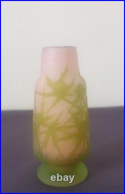 Ets GALLE, très joli vase en verre multicouche à décor floral
