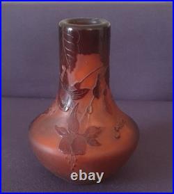 Ets GALLE, très joli vase en verre multicouche à décor floral