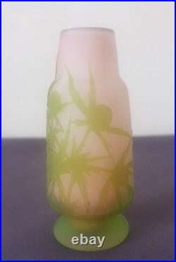 Ets GALLE, très joli vase en verre multicouche à décor floral