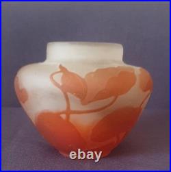 Ets GALLE, très joli vase en verre multicouche à décor floral Ets GALLE, très joli vase en verre multicouche à décor floral