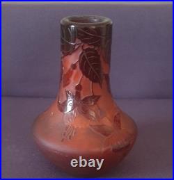 Ets GALLE, très joli vase en verre multicouche à décor floral