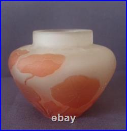 Ets GALLE, très joli vase en verre multicouche à décor floral