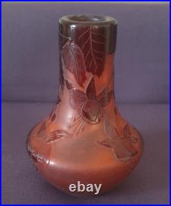Ets GALLE, très joli vase en verre multicouche à décor floral