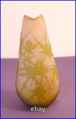 Ets GALLE, très joli vase en verre multicouche à décor floral dégagé à l'acide
