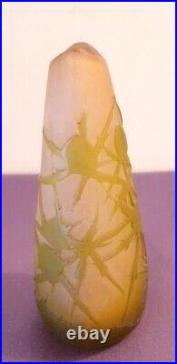 Ets GALLE, très joli vase en verre multicouche à décor floral dégagé à l'acide
