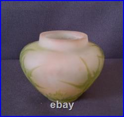 Ets GALLE, très joli vase en verre multicouche forme toupie, décor de chardons