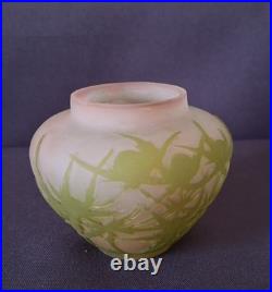 Ets GALLE, très joli vase en verre multicouche forme toupie, décor de chardons