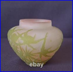 Ets GALLE, très joli vase en verre multicouche forme toupie, décor de chardons