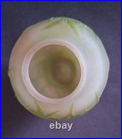 Ets GALLE, très joli vase en verre multicouche forme toupie, décor de chardons