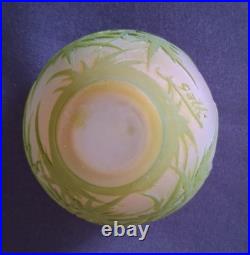 Ets GALLE, très joli vase en verre multicouche forme toupie, décor de chardons