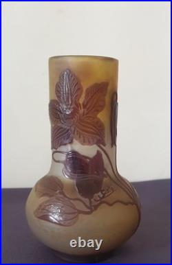 Ets Gallé, très joli vase en verre multicouche, décor floral dégagé à l'acide Ets Gallé, très joli vase en verre multicouche, décor floral dégagé à l'acide