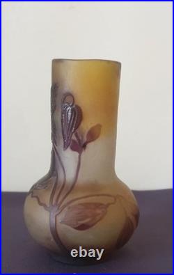 Ets Gallé, très joli vase en verre multicouche, décor floral dégagé à l'acide Ets Gallé, très joli vase en verre multicouche, décor floral dégagé à l'acide