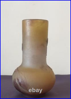Ets Gallé, très joli vase en verre multicouche, décor floral dégagé à l'acide Ets Gallé, très joli vase en verre multicouche, décor floral dégagé à l'acide