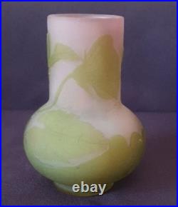 Ets Gallé, très joli vase en verre multicouche dégagé à l'acide