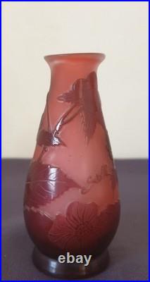 Ets Gallé, très joli vase fuselé en verre multicouche à décor floral