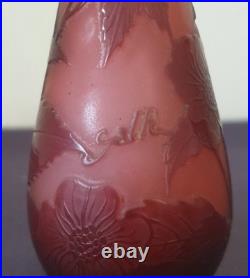 Ets Gallé, très joli vase fuselé en verre multicouche à décor floral