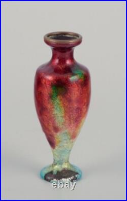Fauré et Marty pour Limoges. Petit vase à décor d'émail polychrome Fauré et Marty pour Limoges. Petit vase à décor d'émail polychrome