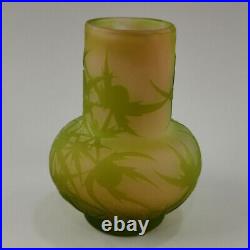GALLÉ Émile, petit vase en verre multicouches à décors de chardon, H 10 cm