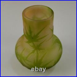 GALLÉ Émile, petit vase en verre multicouches à décors de chardon, H 10 cm