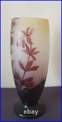 GALLE, très joli vase balustre en verre multicouche, décor de fuchsias GALLE, très joli vase balustre en verre multicouche, décor de fuchsias