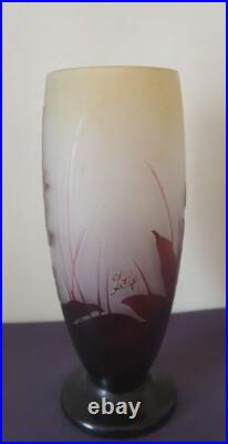 GALLE, très joli vase balustre en verre multicouche, décor de fuchsias GALLE, très joli vase balustre en verre multicouche, décor de fuchsias