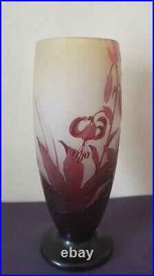 GALLE, très joli vase balustre en verre multicouche, décor de fuchsias GALLE, très joli vase balustre en verre multicouche, décor de fuchsias