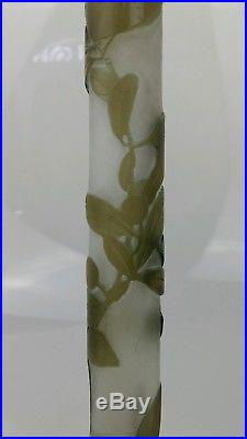 GALLE vase tubulaire en triple couche décor au gui vers 1910