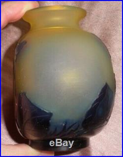 Gallé Vase gourde verre multicouches Violettes Mauve & bleu sur fond jaune