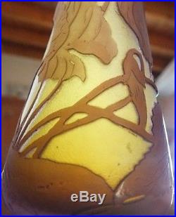 Gallé petit vase pate de verre dégagé acide jaune violine brun