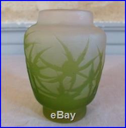 Gallé petit vase pate de verre dégagé acide vert authentique
