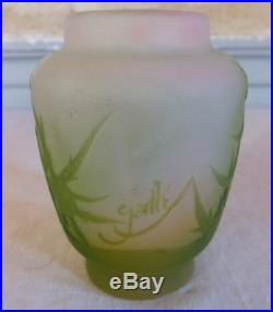 Gallé petit vase pate de verre dégagé acide vert authentique
