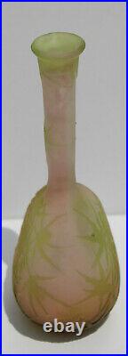 Gallé, vase soliflore à décor de chardon vert sur fond rose 17cm