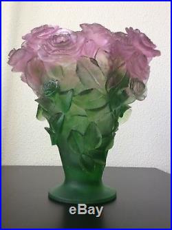 Grand vase en pâte de verre coloré dépoli Les Roses signé Daum Nancy XXème