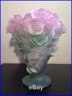 Grand vase en pâte de verre moulé dépoli de la série Roses signé Daum Nancy