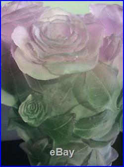 Grand vase en pâte de verre moulé dépoli de la série Roses signé Daum Nancy