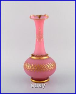 Grand vase en verre d'art rose soufflé à la bouche décoré d'une feuille d'or