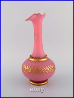 Grand vase en verre d'art rose soufflé à la bouche décoré d'une feuille d'or
