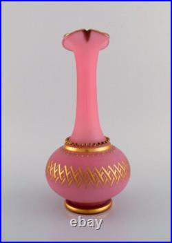 Grand vase en verre d'art rose soufflé à la bouche décoré d'une feuille d'or