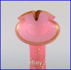 Grand vase en verre d'art rose soufflé à la bouche décoré d'une feuille d'or